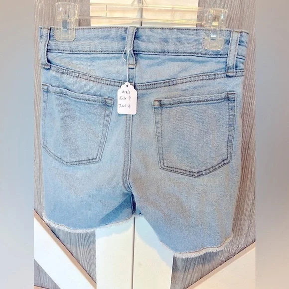 Bag208. Art Class light wash denim distressed Jean shorts M (7/8) - Picture 2 of 3